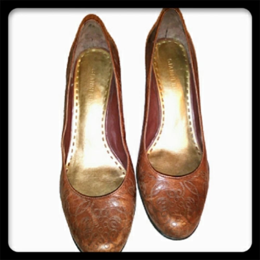 Gianni Bini  brown tooled leather pumps